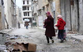 Внатрешно раселени лица се враќаат во своите домови во населбата Ал-Шаар, источно Алепо