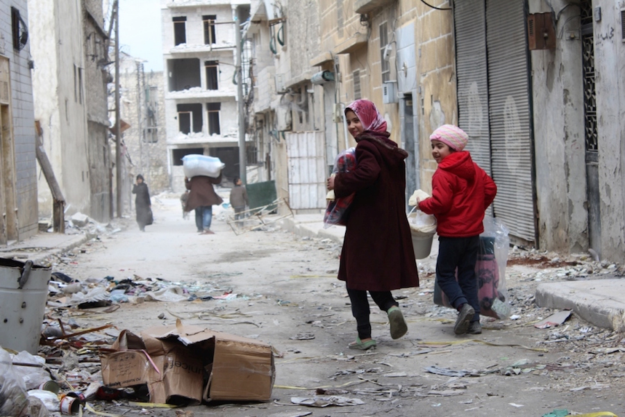 Вантрешно раселени лица се враќаат во своите домови во населбата Ал-Шаар, источно Алепо